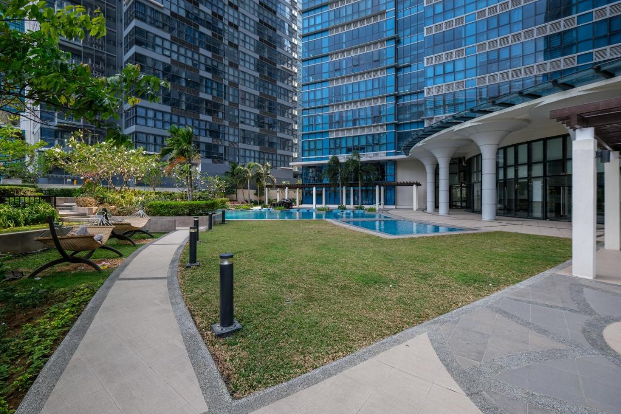 Uptown Parksuites Modern Room Manila Exterior photo