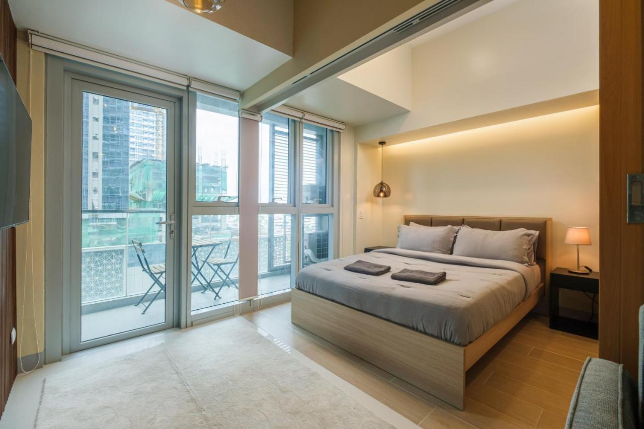 Uptown Parksuites Modern Room Manila Exterior photo